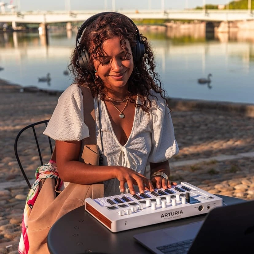 arturia-minilab-3-white-25-tus-midi-kontrolcu-asimetrik-e-ticaret-gorsel3